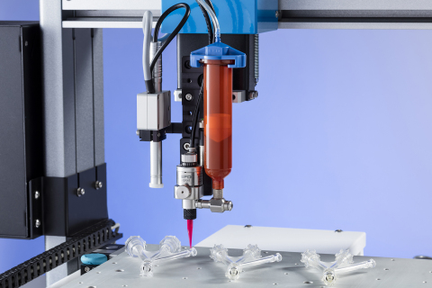 노드슨 EFD의 xQR41V 니들 밸브 신제품은 정확하고 반복적으로 UV경화 접착제를 의료기기 부품에 분사할 수 있다