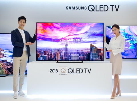 삼성전자 모델들이 17일 서초사옥 다목적홀에서 2018년형 QLED TV를 소개하고 있다
