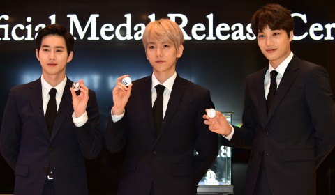 엑소 멤버인 수호, 백현, 카이(왼쪽부터)가 기념 메달을 들고 사진 촬영하고 있다