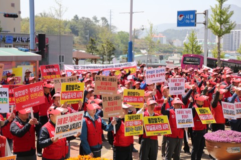 전기공사업계 400여명이 통영시청을 방문해 통영-고성 광역자원회수시설 일괄 발주에 항의하는 궐기대회를 개최했다
