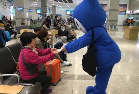 국립수산물품질관리원이 인천공항에서 해외 여행객을 대상으로 수산물 검역제도를 홍보하고 있다