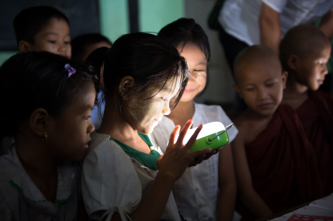 미얀마 초등학생들이 파나소닉의 태양광 랜턴의 환한 빛을 보며 기뻐하고 있다