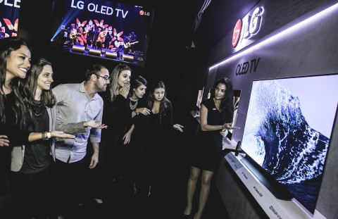 LG전자 모델이 인공지능 올레드 TV를 소개하고 있다