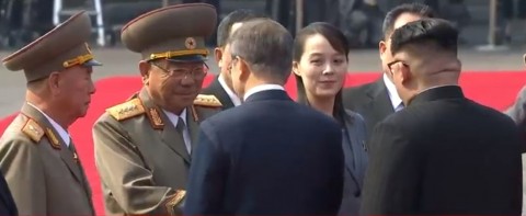 김정은 위원장이 문재인 대통령에게 북측 수행원을 소개하고 있다.