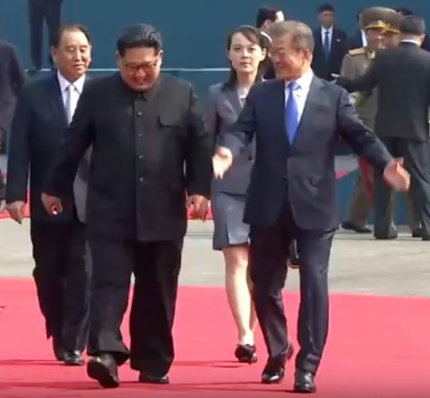 남북 정상이 회담장인 평화의 집으로 걸어가고 있다.
