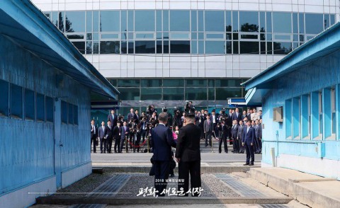 군사분계선에서 사진 촬영에 응하고 있는 문대통령과 김정은 위원장