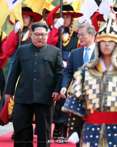 자유의 집 앞에서 전통의장대 호위를 받으며 이동하는 문재인 대통령과 김정은 국무위원장