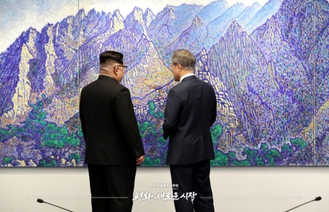 평화의집 로비 전면에 걸린 민정기 화백의 북한산 그림을 보며 대화를 나누는 문재인 대통령과 김정은 국무위원장