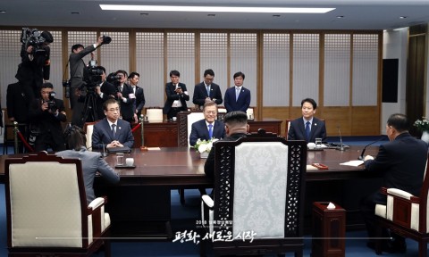 평화의 집 2층 회담장에 마주앉은 문재인 대통령과 김정은 국무위원장