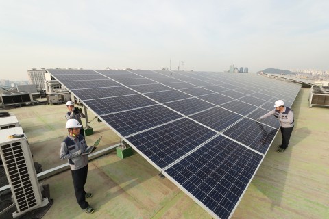서울 관악구의 KT 구로타워 옥상에 구축된 태양광 발전소에서 KT의 에너지 전문인력들이 태양광 발전시설을 점검하고 있다