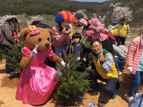 김부일 영흥발전본부장(우측)과 소아암 치료 중인 어린이(중앙)가 희망나무를 심고 기념촬영을 하고 있다