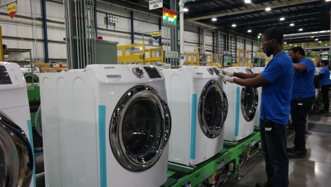 미국 사우스 캐롤라이나주 뉴베리카운티에 위치한 삼성전자 생활가전 공장에서 직원들이 세탁기를 생산하고 있다