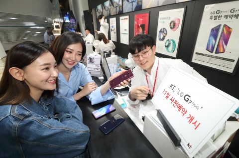 KT가 5월 11일부터 17일까지 전국 KT매장 및 공식 온라인 채널인 KT샵에서 LG전자 플래그십 모델인 G7 ThinQ(씽큐)를 예약 판매한다