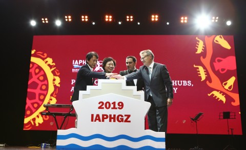 At the closing ceremony of the Conference, Ms. Yuan Yue, the Deputy Director of Guangzhou Port Authority, Mr. Santiago Garcia Mila, President of IAPH, and Dr. Taleh Ziyadov, Director General of Baku International Sea Trade Port CJSC jointly launched the emblem for 2019 China World Ports Conference, symbolizing the official launching for 31st World Port Conference in Guangzhou