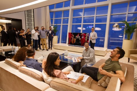 중동 현지인들이 보통 손님을 맞이하는 마즐리스 공간에서 참석자들이 삼성 QLED TV 콘텐츠를 즐기고 있다