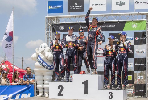 )2018 WRC 포르투갈 랠리에서 우승을 차지한 티에리 누빌(오른쪽)과 니콜라스 질술(왼쪽, 티에리 누빌의 Co-Driver)이 1위 포디움에 올라 기념 촬영을 하고 있다