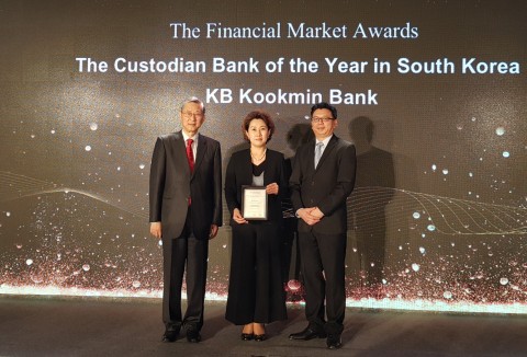 더 아시안 뱅커 파이낸셜마켓 어워드 2018에서 사혜난 KB국민은행 수탁사업부장(가운데)이 한국 최우수 수탁은행 부분을 수상하고 있다