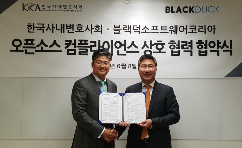 블랙덕소프트웨어코리아 김택완 대표(왼쪽)와 한국사내변호사회 이완근 회장이 업무협약 체결 후 기념촬영을 하고 있다