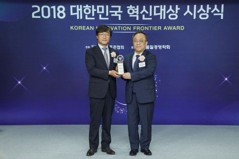 신일 정윤석 대표이사(왼쪽)가 한국표준협회 이상진 회장(오른쪽)에게 2018 대한민국 혁신대상을 수상하고 있다