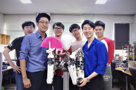 김용재 교수(앞줄 왼쪽), 학부생 3명, 대학원생 2명이 부채질하는 로봇을 소개하고 있다