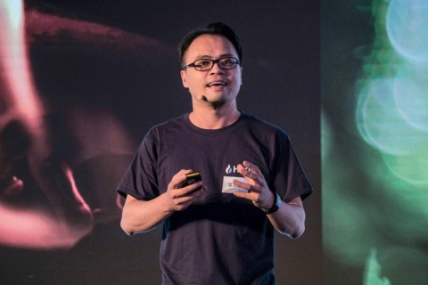 글로벌 통합 브랜드 발표를 하고 있는 찰리 차이(Charlie Tsai)