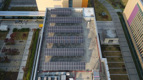 삼성전자 수원사업장 소재단지 옥상에 설치된 태양광 발전 패널