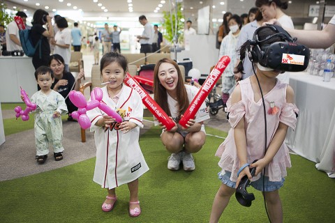 SK텔레콤이 인천시 중구 인하대병원 로비에 마련한 찾아가는 야구장에서 어린이 환자들이 가상현실 기기를 통해 야구 게임을 즐기고 있다