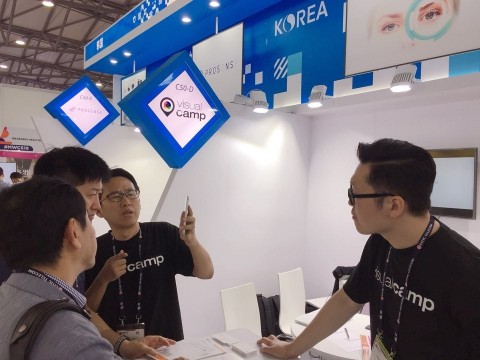 MWC 상하이 2018에서 모바일 아이트래킹 기술을 공개한 비주얼캠프