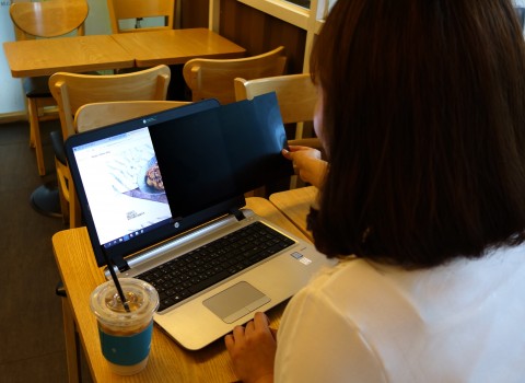 정보보호필름을 노트북으로 체험중인 참가자