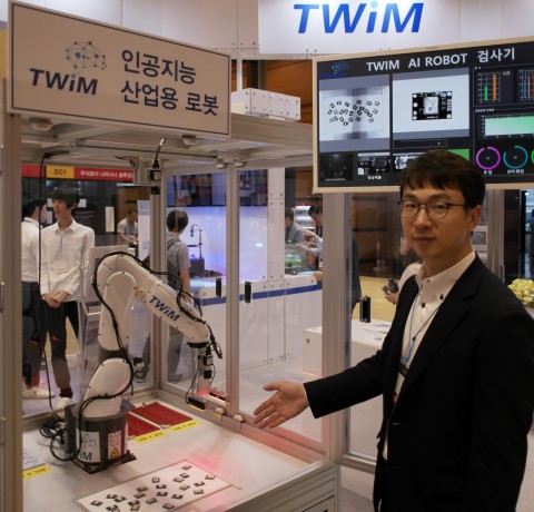 트윔 정한섭 대표가 산업용 AI검사로봇 기술을 설명하고 있다