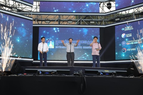 개영선언을 하고 있는 이철우 경북도지사(왼쪽부터), 한기호 한국청소년연맹 총재, 이희진 영덕군수