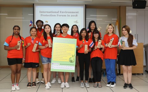 환경보호 포럼에 참가한 각국의 청소년 대표들