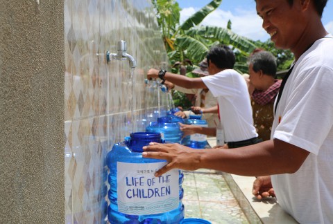 정수시설을 통한 깨끗한 식수를 새로 마련한 식수대에서 주민들이 이용하고 있다