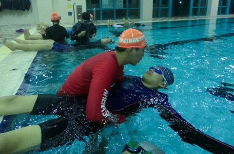 국립중앙청소년수련원 청각장애청소년 생존수영캠프에 참여한 청소년이 물속에서 잎새뜨기 수영법을 배우고 있다