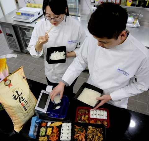 GS리테일 식품연구소 연구원들이 쌀 품질을 판별하는 기기와 탑라이스로 지은 밥으로 테스트를 진행하고 있다