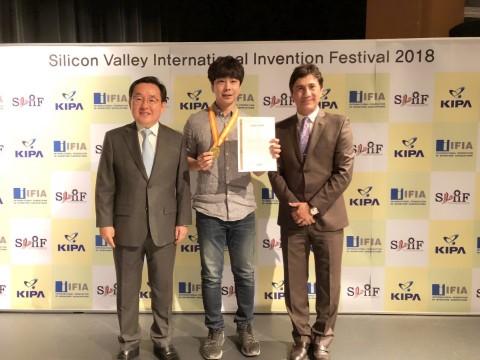 2018 실리콘밸리 국제 발명 페스티벌 금상을 수상하는 커트라 김주현 대표