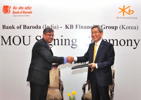 왼쪽부터 Baroda Shri P.S. Jayakumar(자야쿠마) 은행장, KB금융그룹 윤종규 회장