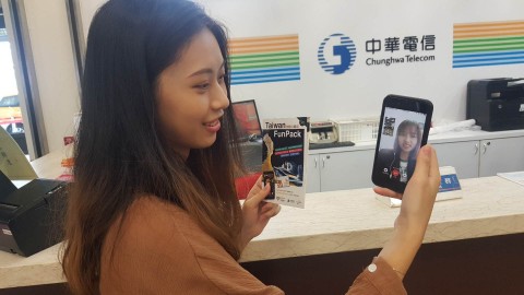 한 고객이 대만 송산공항 중화통신 카운터에서 타이완펀팩 구매 후 투어톡 앱을 통해 영상통화로 통역 도움을 받고 있다