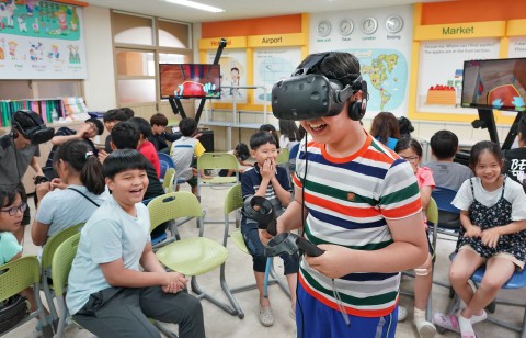 충북진천학성초등학교 학생들이 VVR이 실시한 VR가상안전체험을 통해  재난대처방법을 체험하고 있다