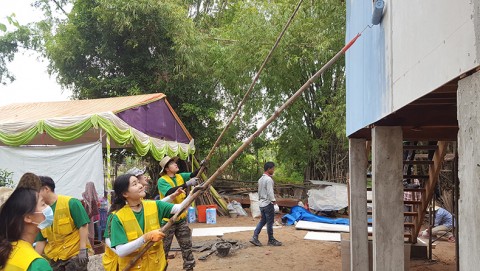 건국대 학생들로 구성된 컴브렐라 해외봉사단이 여름방학을 맞아 캄보디아 시엠립 지역에서 현지 주민들을 위한 사랑의 집짓기 해외 봉사활동을 펼쳤다