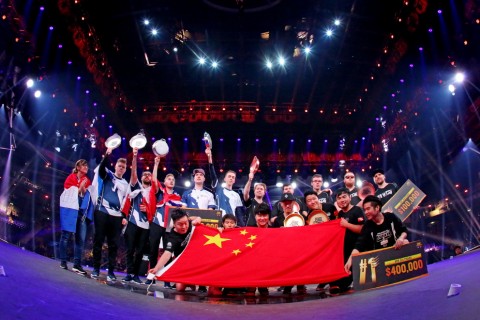 펍지 글로벌 인비테이셔널 2018 경기가 끝난 후 중국팀을 비롯한 각국의 팀들이 우승 포즈를 취하고 있다