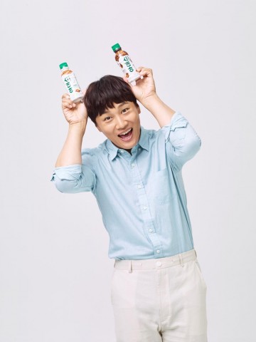 코카-콜라사의 새로운 씨앗 음료 브랜드 아데스와 배우 차태현이 함께한 광고 촬영 현장