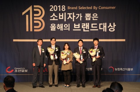 2018 소비자가 뽑은 올해의 브랜드 대상 수상대에 오른 패스트캠퍼스 이강민 대표(오른쪽에서 두번째)