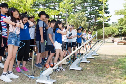 국립중앙청소년수련원 둥근세상만들기캠프에 참가한 청소년들이 에어로켓을 날리고 있다