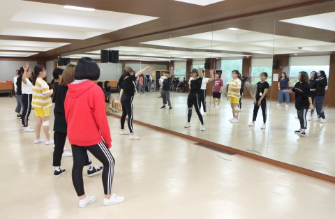 국립평창청소년수련원 강의실에서 하이씨씨 엔터테인먼트 소속 댄서트레이너 유주원이 청소년들에게 방송댄스 프로그램을 진행하고 있다