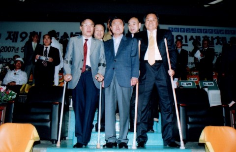 2007년 제9회 부산광역시장애인생활체육대회에 참석한 허남식 부산시장과 장애인단체 회장단