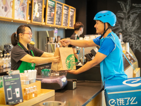 스타벅스와 알리바바 그룹은 원활한 스타 벅스 경험을 가능하게하고 중국의 커피 산업을 변화시킬 전략적 제휴에 대한 세부 사항을 발표했다. Eleme, Hema, Tmall, Taobao 및 Alipay를 포함한 주요 비즈니스와의 협력을 통해 Starbucks는 2018년 9월부터 배달 서비스를 시범 적으로 준비하고 Hema에서 “Starbucks Delivery Kitchens”를 설립하며 전례없는 가상 스타 벅스 매장을 공동으로 만들 수있는 여러 플랫폼을 통합한다. 이 제휴는 중국 고객을 위해 더욱 개인화 된 온라인 스타벅스 경험을 제공할 것이다