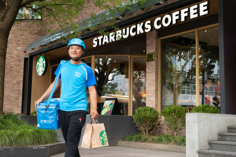 스타벅스와 알리바바 그룹이 중국의 커피 산업을 변화시킬 목표를 가지고 전략적으로 추진한 파트너십에 대한 세부 사항이 발표되었다. Eleme, Hema, Tmall, Taobao 및 Alipay를 포함한 주요 비즈니스 간의 협력을 통해 스타벅스는 2018년 9월부터 배달 서비스를 시험하고 Hema에서 Starbucks Delivery Kitchens를 설립하며 전례없는 가상 스타벅스 매장을 공동 창작하기 위해 여러 플랫폼을 통합한다