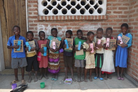 말라위 망고치 지역 침벤데 학교 어린이들에게 삼성전자R&D 후원 학용품 전달