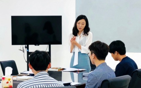 비즈토크가 글로벌 직무일본어 수업을 하는 장면